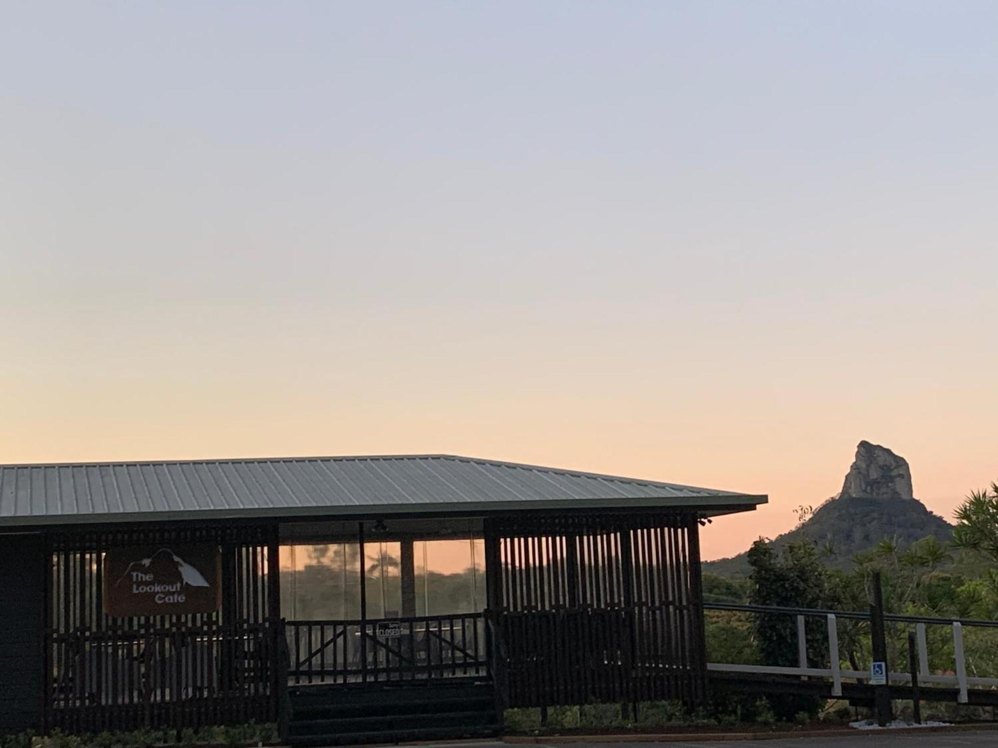 Glass On Glasshouse Glass House Mountains Exteriör bild